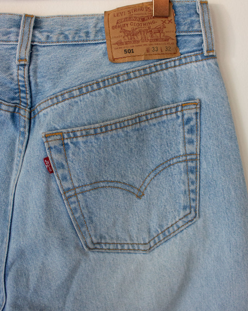 
            
                Load image into Gallery viewer, VINTAGE LEVIS 501s - LIGHT WASH - 33
            
        